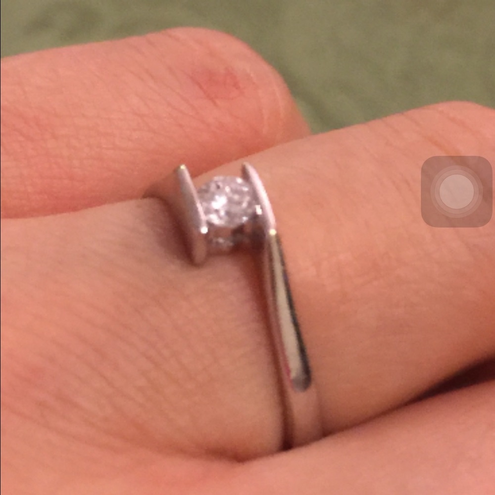 18K solid gold ring with real natural diamond.